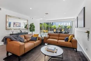 Stunning Executive Townhouse in Richmond - Richmond