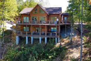 Luxury 3/2.5 Cabin: Lake views, Theatre+GameRoom!