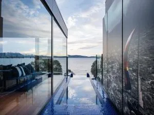 'Hobart' - Waterfront penthouse with private heated pool - Dodges Ferry
