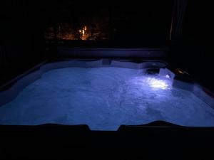 Great Views with Hot Tub, Fire-Pit, 200 MB Wifi