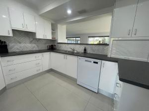Suzie Q - Spacious 4BR home - 150m to beach - Pet Friendly