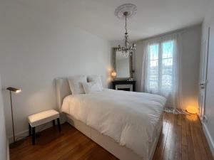Paris Serenity Bedroom [Female guest only]