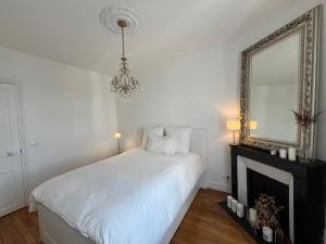 Paris Serenity Bedroom [Female guest only]