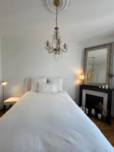 Paris Serenity Bedroom [Female guest only]