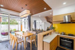 May Stay 4BR Walk to beach