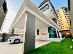 Cozy Family Escape by StayCo - Pool, KTV, Outdoor Cinema & JACUZZI - Just 2 mins to Beach - 峇都丁宜