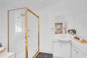 Masterfully Restored Queenslander Near Esplanade