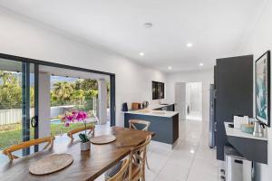 Elevated Entertainer - Modern, Spacious & Stylish