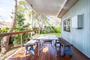 Cosy Getaway with Fireplace and Spacious Backyard