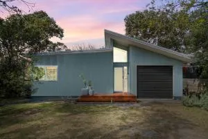 Cosy Getaway with Fireplace and Spacious Backyard - Mossy Point