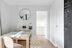 Cosy Getaway with Fireplace and Spacious Backyard