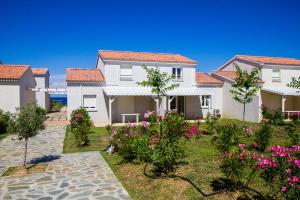 Maisons de vacances Villa climatisee T3 piscine chauffee acces direct a la plage de Prunete : photos des chambres