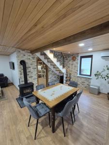 Namas Zarasuose su vyno rūsiu