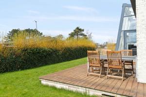 Modern Summer House With Fantastic Skylight,
