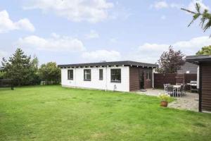 Cozy Cottage Close To The Beach