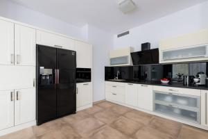 Spacious Apartment in Wisełka with Parking and Seasonal Swimming Pool by Renters Prestige