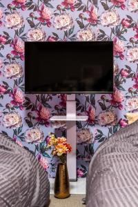 19 mins walk to tsutenkaku Dotonbori nanba 101