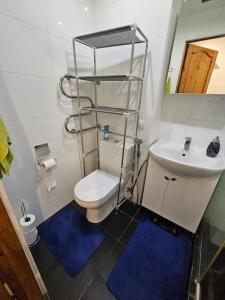 1-bedroom apartment on the 5th floor, 8-min trainride from old town