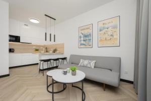 Przytulny Apartament z Parkingiem i Tarasem w Warszawie by Noclegi Renters