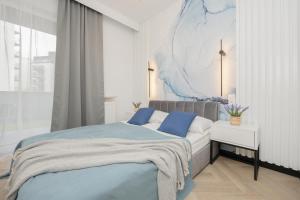 Przytulny Apartament z Parkingiem i Tarasem w Warszawie by Noclegi Renters