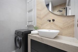 Przytulny Apartament z Parkingiem i Tarasem w Warszawie by Noclegi Renters