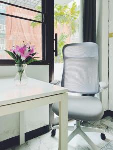 Single Beds, Private Bath & Balcony, Shared Kitchen with Local Family by Pillows & Purrs