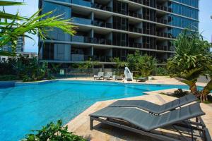 Stylish central apartment w pool, gym and more