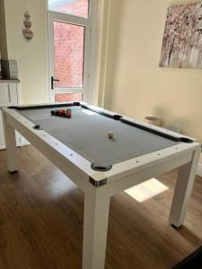 4 bedroom, sleeps 8, 30 seconds from beach, games table - Ubytování bez kategorie ve městě The Mumbles