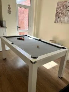 4 bedroom, sleeps 8, 30 seconds from beach, games table - The Mumbles