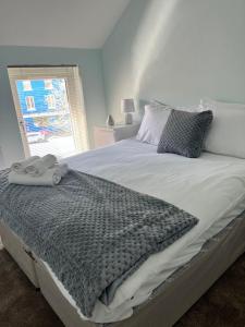 4 bedroom, sleeps 8, 30 seconds from beach, games table