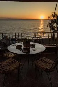 The Waves - Kallitheókambos