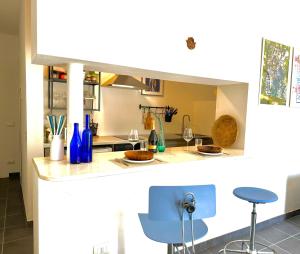 The House on the Hill apt 1 Panoramic Lake View Retreat Access via Historic Stone Stairway