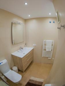 2 bedroom apartment - Sleeps 4 - Pool - Garden