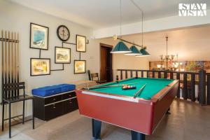 StayVistas Grace & Light - Hill-view villa with Outdoor pool, Terrace & Games room