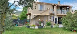 appartement bien équipé 2 chambres lit 2 place, plus canapé lit, 5 personnes, terrasse bien équipé, planchas, parking gratuit sur place, a proximité de tout commerce et de cure thermal, Cadarache ,Forcalquier, gorge du verdon , Moustier, montagne de Lure - 奥赖松