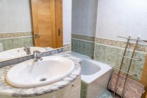Amplio apartamento exterior junto a HUCA by Renthas
