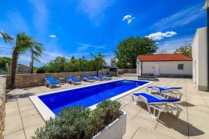 Mit 28m2 großem Pool unweit Heilschlamm Bucht - Kras