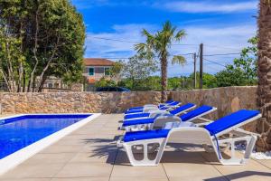 Mit 28m2 großem Pool unweit Heilschlamm Bucht