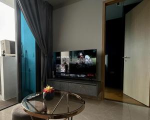 The Luxe - Balcony at 42 floor - KLCC View - 3 pax