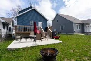 Blue Haven Lake House - pet friendly- Close to beach and downtown South Haven - Covert
