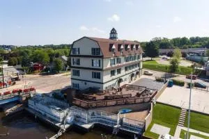 Harbor View at the Colonial - Condo overlooking Black River, walking distance to beach and downtown - South Haven