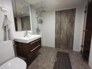 Saunallinen huone omakotitalossa - old wooden house- own sauna