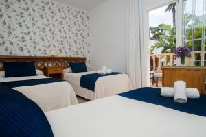 Double or Twin Room (2 Adults + 1 Child) room in Hostal Mar y Huerta