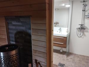 Saunallinen huone omakotitalossa - old wooden house- own sauna