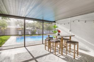 Screened Patio and Private Pool Roomy Largo Home