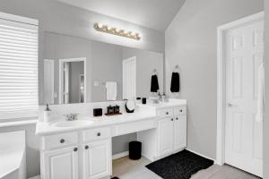 Westside Contemporary 3Bd 2B near Toyota Stadium