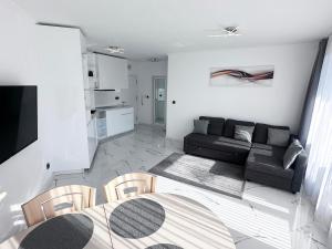 Admiral Plaza Apartment , Large swimming pool , 5 min walking to the beach