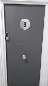 Single Room with Private Bath Free Street Parking Near LFC No Breakfast