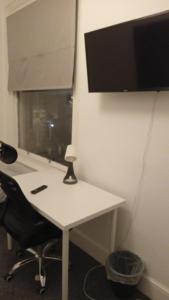 Single Room with Private Bath Free Street Parking Near LFC No Breakfast