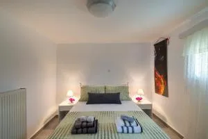 Restia Seaside Apartment I, 50m from Megas Gialos Beach - Liaropá